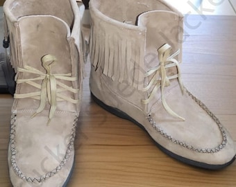 Botas Mocassim de Camurça Feitas à Mão: Botas de Cano Curto Boho com Franjas e Penas