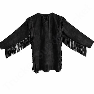 Puede incluir: Túnica negra de imitación de ante con mangas largas y flecos. La túnica presenta un escote con cordones y flecos a lo largo de las mangas y el dobladillo. Esta prenda es una parte superior de inspiración bohemia.
