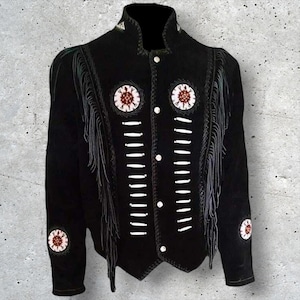 Könnte beinhalten: Schwarze Wildlederjacke mit dekorativen Fransen und weißen Nähten. Die Jacke hat kreisförmige, gestickte Akzente mit roten und weißen Details und einen hohen Kragen. Ein einzigartiges Oberbekleidungsstück.