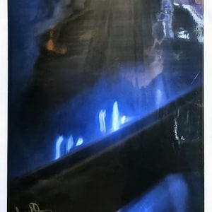 Puede incluir: Impresión de arte abstracto con una figura oscura y borrosa sobre un fondo de luz azul y blanca. La obra de arte presenta una firma en la esquina inferior izquierda. El efecto general es una pieza de ambiente.