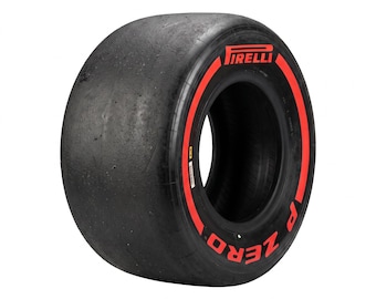 Puede incluir: Un neumático de carreras Pirelli P Zero negro con una superficie lisa sin dibujo. El flanco presenta el nombre de la marca Pirelli y el modelo P Zero impresos en letras rojas brillantes y negritas. El neumático tiene un perfil ancho y redondeado.