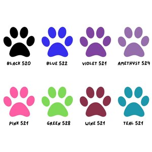 K&ouml;nnte beinhalten: Acht Pfotenabdr&uuml;cke in verschiedenen Farben, darunter Schwarz, Blau, Violett, Amethyst, Rosa, Gr&uuml;n, Wein und Teal. Jeder Pfotenabdruck hat einen Farbnamen und eine Nummer darunter.