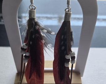 Pendientes de alambre con plumas y cuentas