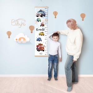 Hoogtetabel met auto's en aangepaste kindernaam, baanbus auto voertuig kinderdagverblijf decor, neef gepersonaliseerd cadeau, groeimeter verjaardagscadeau 4