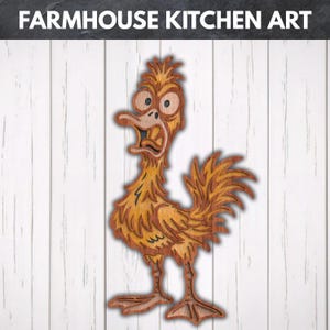 Könnte beinhalten: Wandkunst aus Holz mit einer Cartoon-Ente mit übertriebenem Ausdruck. Die Ente ist hauptsächlich in Braun- und Gelbtönen gehalten, mit großen Augen und offenem Schnabel. Der Text "FARMHOUSE KITCHEN ART" steht oben.