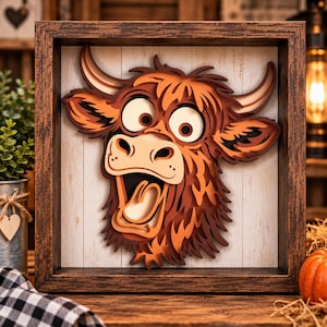 Könnte beinhalten: Ein mehrschichtiges Wandbild aus Holz, das einen stilisierten Highland-Rinderkopf mit großen Augen und offenem Maul zeigt. Das Rind ist in Braun- und Cremetönen gehalten und vor einem weißen Hintergrund aus vertikalen Brettern platziert.
