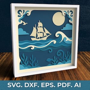 Könnte beinhalten: Ein gerahmtes Papierkunstwerk zum Thema Nautik. Das Kunstwerk zeigt ein Segelschiff auf geschichteten blauen Wellen unter einem Vollmond. Dekorative Elemente sind Wolken, Seetang und ein weißer Rahmen. Der Text "SVG. DXF. EPS. PDF. AI" ist unten am Rahmen zu sehen.