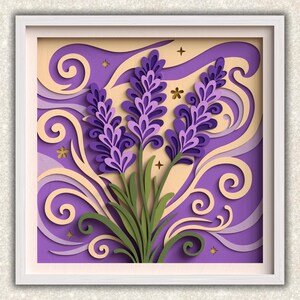 Op de afbeelding: Een ingelijst papieren kunstwerk met een gelaagd ontwerp van lavendelbloemen. Het kunstwerk toont tinten paars, groen en cr&egrave;me, met wervelende patronen en steraccenten. De lavendelstelen en -bladeren zijn groen en de bloemen zijn dieppaars.