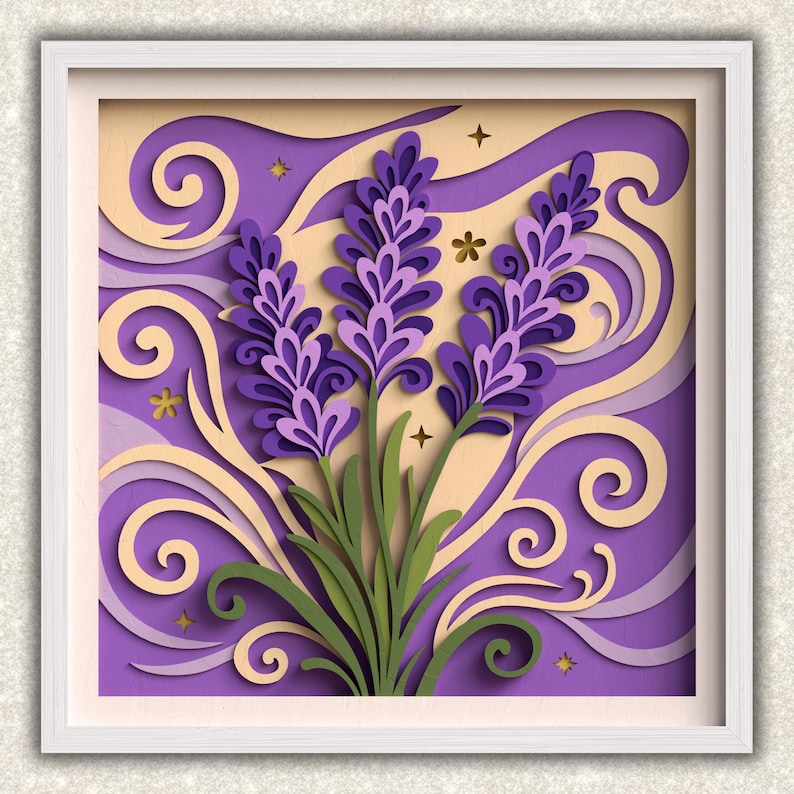 Op de afbeelding: Een ingelijst papieren kunstwerk met een gelaagd ontwerp van lavendelbloemen. Het kunstwerk toont tinten paars, groen en cr&egrave;me, met wervelende patronen en steraccenten. De lavendelstelen en -bladeren zijn groen en de bloemen zijn dieppaars.