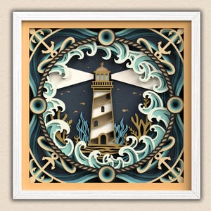Può includere: Un'opera d'arte in carta multistrato con cornice quadrata raffigurante un faro centrale con fascio di luce, circondato da onde stilizzate, corda nautica, ancore, corallo e piccoli pesci nei toni del blu, crema e marrone scuro.