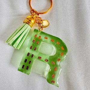 Portachiavi in resina iniziale R, verde acqua, piccolo pompon effetto pelle e piccola medaglia in oro con puntini dorati in carta ruvida