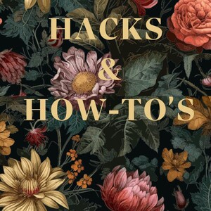 Puede incluir: Una portada de libro con un patrón floral oscuro que presenta grandes flores en tonos amarillos, rosas y rojos. El texto dorado dice "HACKS & HOW-TO'S", con "mommy EDITION" en escritura rosa. La parte superior dice "100 + HACKS".