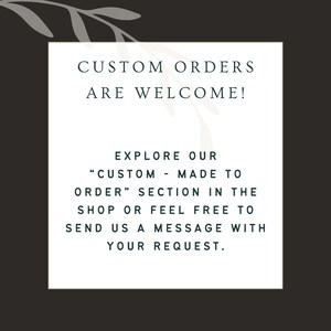 K&ouml;nnte beinhalten: Wei&szlig;er Text auf schwarzem Hintergrund mit einem Blattdesign oben links. Der Text lautet "CUSTOM ORDERS ARE WELCOME! EXPLORE OUR "CUSTOM - MADE TO ORDER" SECTION IN THE SHOP OR FEEL FREE TO SEND US A MESSAGE WITH YOUR REQUEST."