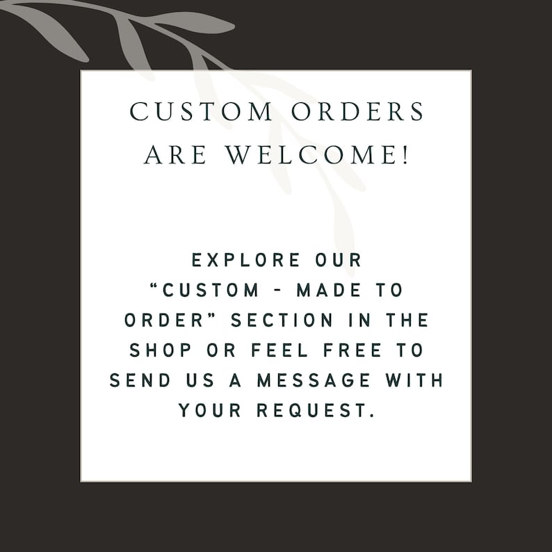 K&ouml;nnte beinhalten: Wei&szlig;er Text auf schwarzem Hintergrund mit einem Blattdesign oben links. Der Text lautet "CUSTOM ORDERS ARE WELCOME! EXPLORE OUR "CUSTOM - MADE TO ORDER" SECTION IN THE SHOP OR FEEL FREE TO SEND US A MESSAGE WITH YOUR REQUEST."