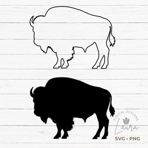Può includere: Due illustrazioni di bisonte. Quella superiore è un contorno nero, e quella inferiore è una silhouette nera piena. Lo sfondo è un motivo a venature di legno bianco. L'immagine include il testo "DIGITAL DESIGNS Laura SVG • PNG".