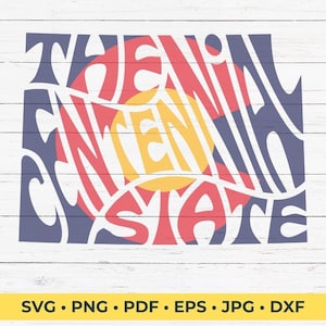 Puede incluir: Un diseño gráfico del estado de Colorado con las palabras "The Centennial State" escritas en una fuente ondulada. El diseño está en los colores de la bandera de Colorado: azul, rojo, amarillo y blanco.