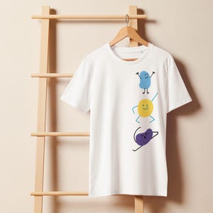 Camiseta unisex orgánica de media luz divertida y linda de dibujos animados, camiseta de estado de ánimo relajado, linda camiseta blanca con estampado delantero y trasero, divertida camiseta inspirada en anime, camiseta