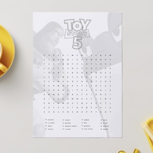 Pu&ograve; includere: Un foglio di attivit&agrave; bianco con un gioco di ricerca parole di Toy Story 5. La pagina include il logo di Toy Story 5 in alto, una griglia di lettere e un elenco di parole da trovare, tra cui Woody, Buzz, Jessie, Forky, BoPeep, Slinky, Hamm, Rex, Bonnie e Duke.