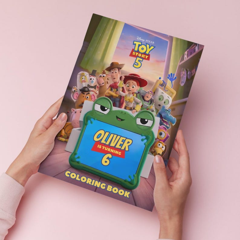 Pu&ograve; includere: Un libro da colorare di Toy Story 5 con una cornice verde a forma di rana sulla copertina. Il testo centrale recita OLIVER IS TURNING 6. Lo sfondo mostra vari personaggi animati tra cui Woody, Jessie e Buzz Lightyear in una camera da letto.