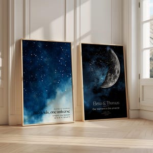 Puede incluir: Dos pósteres verticales enmarcados con diseños de cielo nocturno estrellado en azul profundo. El póster izquierdo muestra el texto "ELENA & THOMAS" y "Two souls, one universe" con fecha y ubicación. El derecho muestra una luna creciente con el texto "ELENA & THOMAS" y "Our moment in the universe".