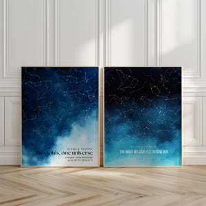 Könnte beinhalten: Zwei rechteckige Wandbilder mit tiefblauem Aquarell-Nachthimmel und weißen Sternbildern. Der linke Druck zeigt den Text "ELENA & THOMAS", "Two souls, one universe" sowie Standortkoordinaten. Der rechte Druck zeigt "ELENA & THOMAS" und "THE NIGHT WE SAID YES TO FOREVER".