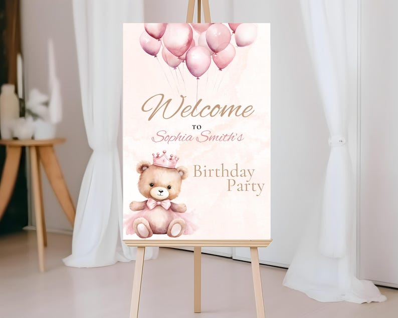Op de afbeelding: Welkom op Sophia Smith's verjaardagsfeest bord met een roze en bruine teddybeer die een kroon en een roze tutu draagt. Het bord heeft een aquarel achtergrond met roze ballonnen.