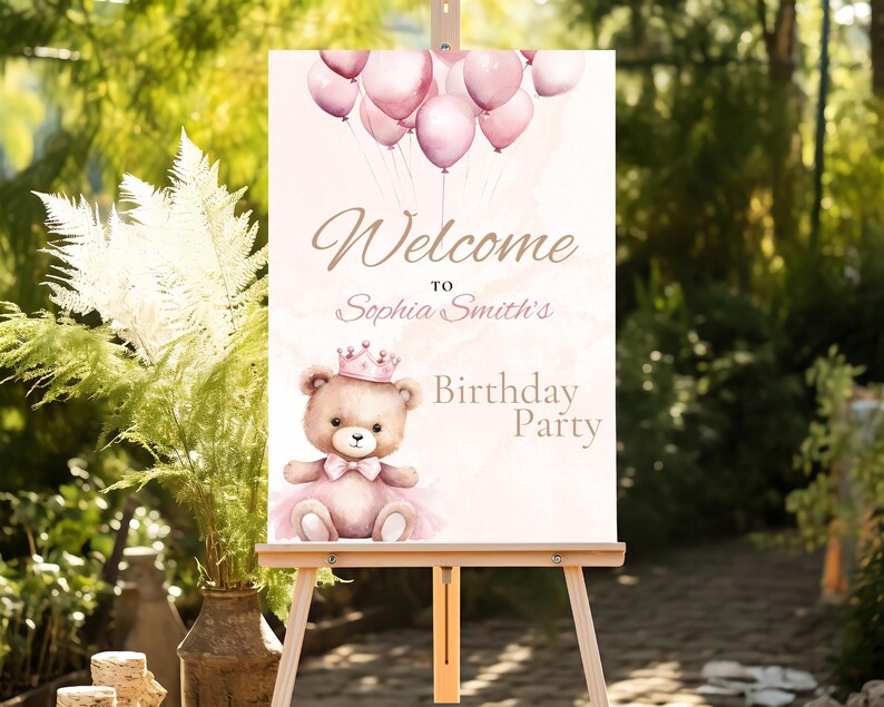 Op de afbeelding: Welkom op Sophia Smith's verjaardagsfeest bord met een roze en witte aquarel achtergrond. Een teddybeer met een roze tutu en een kroon houdt een roze ballon vast. Het bord staat op een ezel.