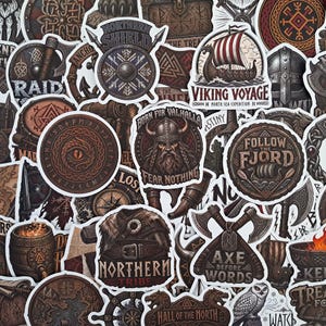 Può includere: Una collezione di adesivi fustellati con illustrazioni a tema vichingo, tra cui una nave con il testo Viking Voyage, un guerriero con Born for Valhalla, uno scudo con Northern Shield e asce con il testo Axe Before Words.