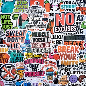 Può includere: Una collezione di adesivi in vinile colorati con illustrazioni a tema fitness e testi motivazionali come No Excuses, Sweat Don't Lie, Muscle Doesn't Grow On Couches, Break Your Limits e Compare Only To Yourself con varie icone da palestra.