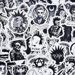 Puede incluir: Una colección de pegatinas en blanco y negro con temática punk. Las pegatinas presentan varios diseños de punk rock, incluyendo figuras con crestas, calaveras y la palabra "PUNK". Las pegatinas son de varias formas y tamaños.