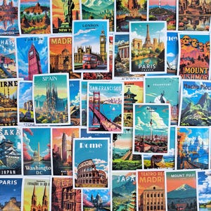 Könnte beinhalten: Eine Sammlung von Postkarten zum Thema Reisen mit berühmten Wahrzeichen aus aller Welt. Die Postkarten zeigen Reiseziele wie London, Paris, Rom und San Francisco mit lebendigen Illustrationen und Text.