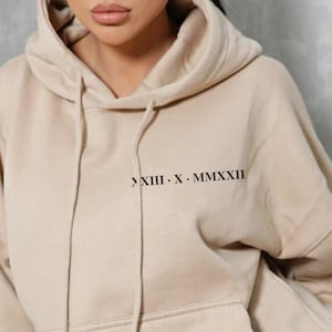 Hoodie Personalisiert mit Datum, Valentinstag, Paar Hoodie, Römische Zahlen, Jahrestag Geschenk, Partnerhoodie,Geburtstag,Kennenlerndatum Beige