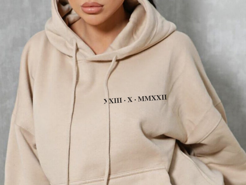 Hoodie Personalisiert mit Datum, Valentinstag, Paar Hoodie, Römische Zahlen, Jahrestag Geschenk, Partnerhoodie,Geburtstag,Kennenlerndatum Beige