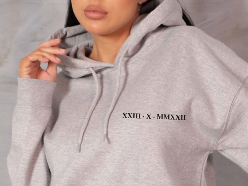 Hoodie Personalisiert mit Datum, Valentinstag, Paar Hoodie, Römische Zahlen, Jahrestag Geschenk, Partnerhoodie,Geburtstag,Kennenlerndatum Hellgrau