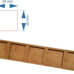 Puede incluir: Una bandeja de madera con cinco compartimentos cuadrados, cada uno de 6,35 cm por 6,35 cm. La bandeja está hecha de madera marrón claro y tiene un acabado natural.
