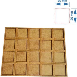 Może przedstawiać: Drewniana taca z 20 kwadratowymi przegródkami, każda o wymiarach 20 mm x 20 mm. Taca wykonana jest z jasnobrązowego drewna i ma naturalne wykończenie.