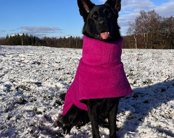 Handgemachte rosa Wollmantel für Hund. Warme Kleidung. Große Hunderassen.