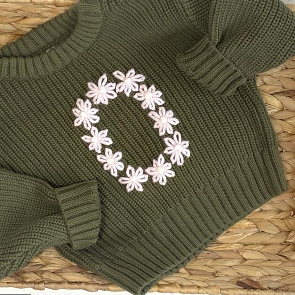 Handbestickter Baumwollpullover mit Blumeninitiale