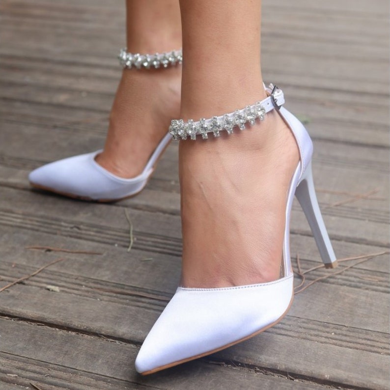 Silber Satin Stein bestickte Schuhe mit Absatz, Hochzeitsschuhe, Wildleder handgefertigte Damenschuhe, Vegan Geschenk für die Frau Bild 1