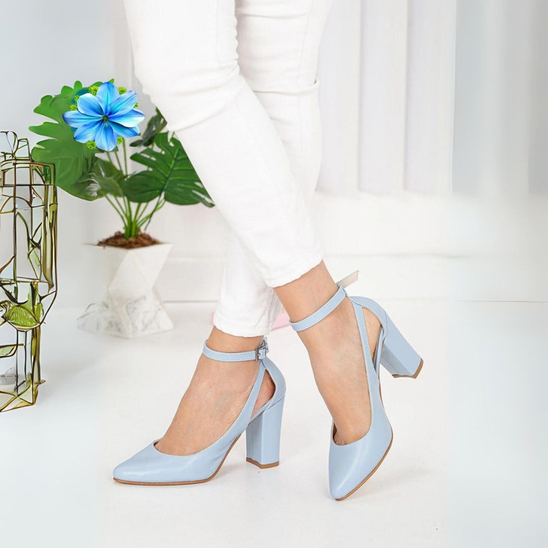 Zapatos de piel azul bebé Lillian Heels para mujer, zapatos de tacón de boda, zapatos clásicos hechos a mano de cuero de ante, regalo vegano para esposa imagen 2