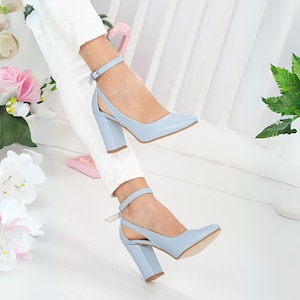 Zapatos de piel azul bebé Lillian Heels para mujer, zapatos de tacón de boda, zapatos clásicos hechos a mano de cuero de ante, regalo vegano para esposa imagen 3