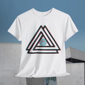 Peut inclure: T-shirt blanc avec un motif graphique noir et blanc d'un visage souriant à l'intérieur d'une série de triangles qui se chevauchent.