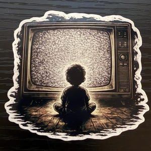 懐かしい静止画テレビステッカー｜ブラウン管テレビを見ているレトロな子供｜アナログホラー（防水）