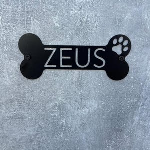 Etiqueta con nombre para perro, etiquetas con nombre para mascota, letrero de metal para perro, letrero con nombre para perro, placa con nombre para caseta de perro, letrero para perro, letrero para exteriores para perro, amante de los perros, letrero para cama de perro