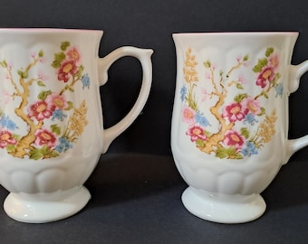 Pareja de tazas de porcelana inglesa con diseño floral. Empaquetado en caja