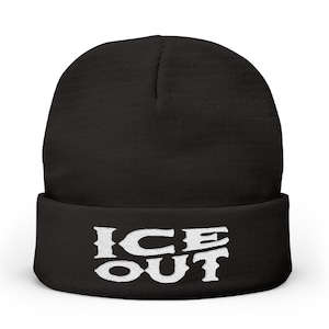 Puede incluir: Gorro cl&aacute;sico negro con el texto blanco "ICE OUT" bordado en la parte delantera. El gorro tiene un dobladillo doblado y est&aacute; hecho de un material suave. El texto "CLASSIC BEANIE" y "EMBROIDERED" est&aacute;n debajo.