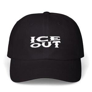Puede incluir: Gorra de b&eacute;isbol negra con el texto blanco bordado "ICE OUT". La gorra es de estilo cl&aacute;sico. El texto "CLASSIC DAD CAP" y "EMBROIDERED" est&aacute; impreso debajo.