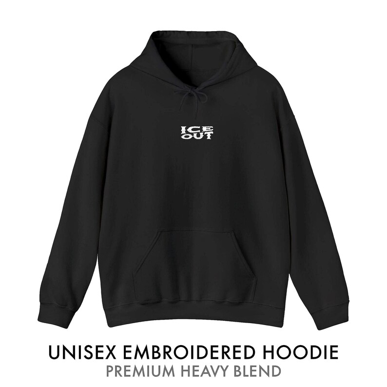 Puede incluir: Sudadera con capucha unisex negra con bolsillo delantero y capucha. El texto blanco "ICE OUT" est&aacute; bordado en el pecho. La parte inferior de la imagen dice "UNISEX EMBROIDERED HOODIE PREMIUM HEAVY BLEND".