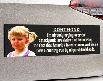 Imán anti-Trump para coche, pegatina anti-MAGA, meme izquierdista, accesorios para coche de la generación Z, meme "No toques la bocina", calcomanías sarcásticas para mujeres