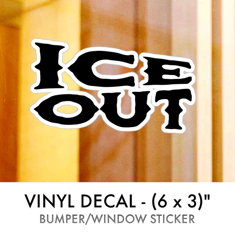 Puede incluir: Calcoman&iacute;a de vinilo en blanco y negro con las palabras "ICE OUT". La calcoman&iacute;a mide aproximadamente 15 cm de ancho y 7,6 cm de alto. Est&aacute; dise&ntilde;ada como una calcoman&iacute;a para parachoques o ventana.